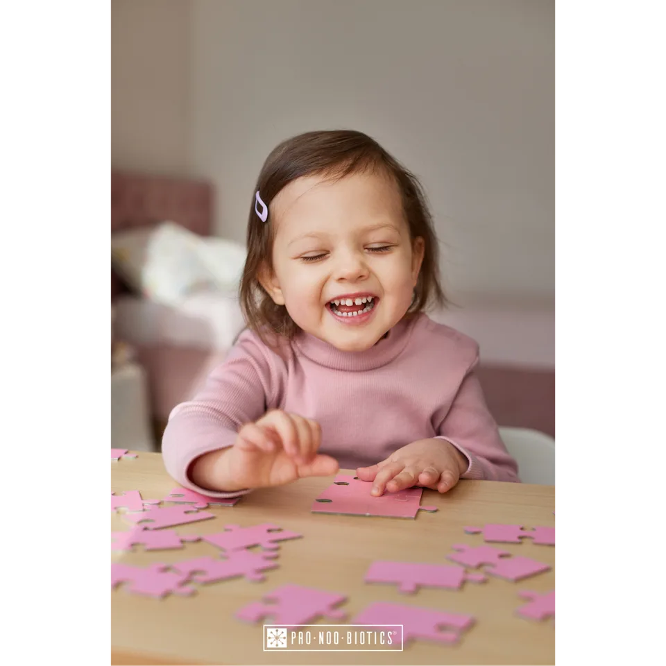 Dziewczynka układająca puzzle