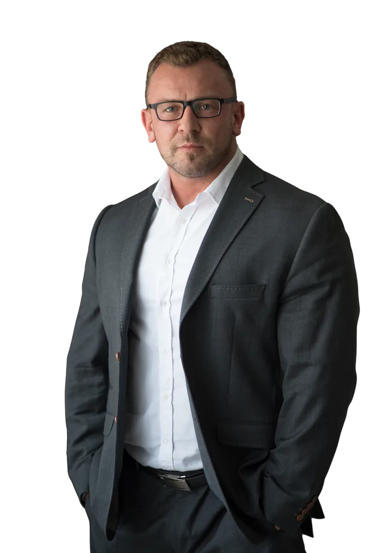 dr Piotr Kaczka (PhD, EMBA) con americana oscura y camisa blanca
